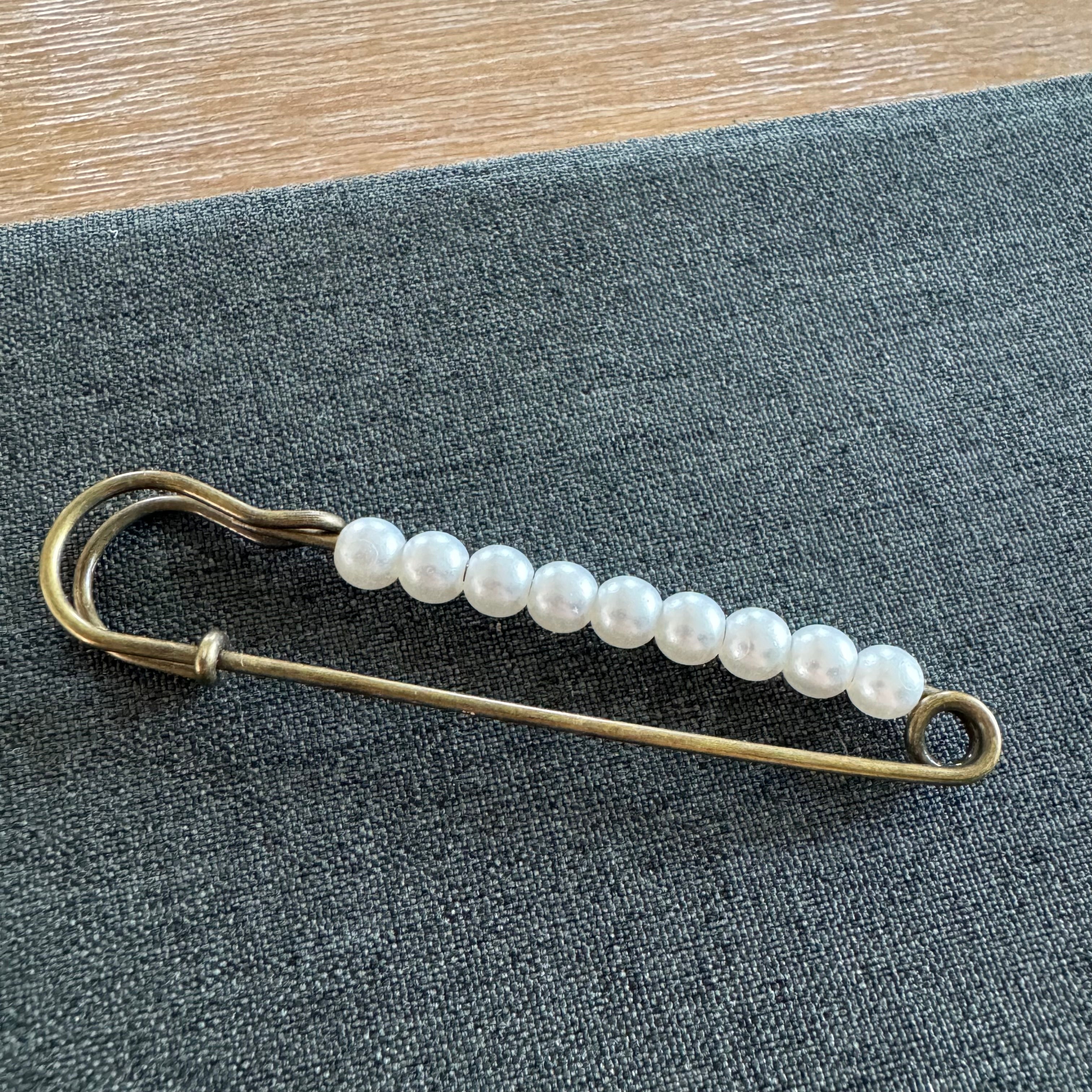 Pearl Vintage Style Pin
